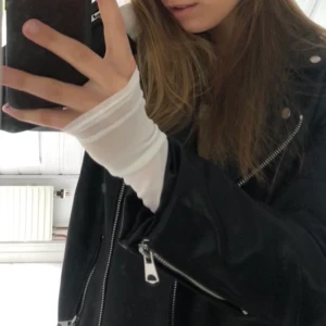Oversize Skinnjacka  - Oversize skinnjacka från Strandivarius i mycket fint skick. Strl M men nassar också en S. Frakt tillkommer på 50kr 🥰