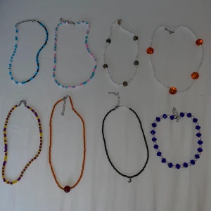 Handmade necklace - Alla 8 halsband är handgjorda, de har väldigt fina och exklusiva stenar vissa av de. Man kan justera längden på alla. Styckvis kostar de 25 kr, de med lite finare stenar kostar 30kr. Frakten beror på hur många man köper 