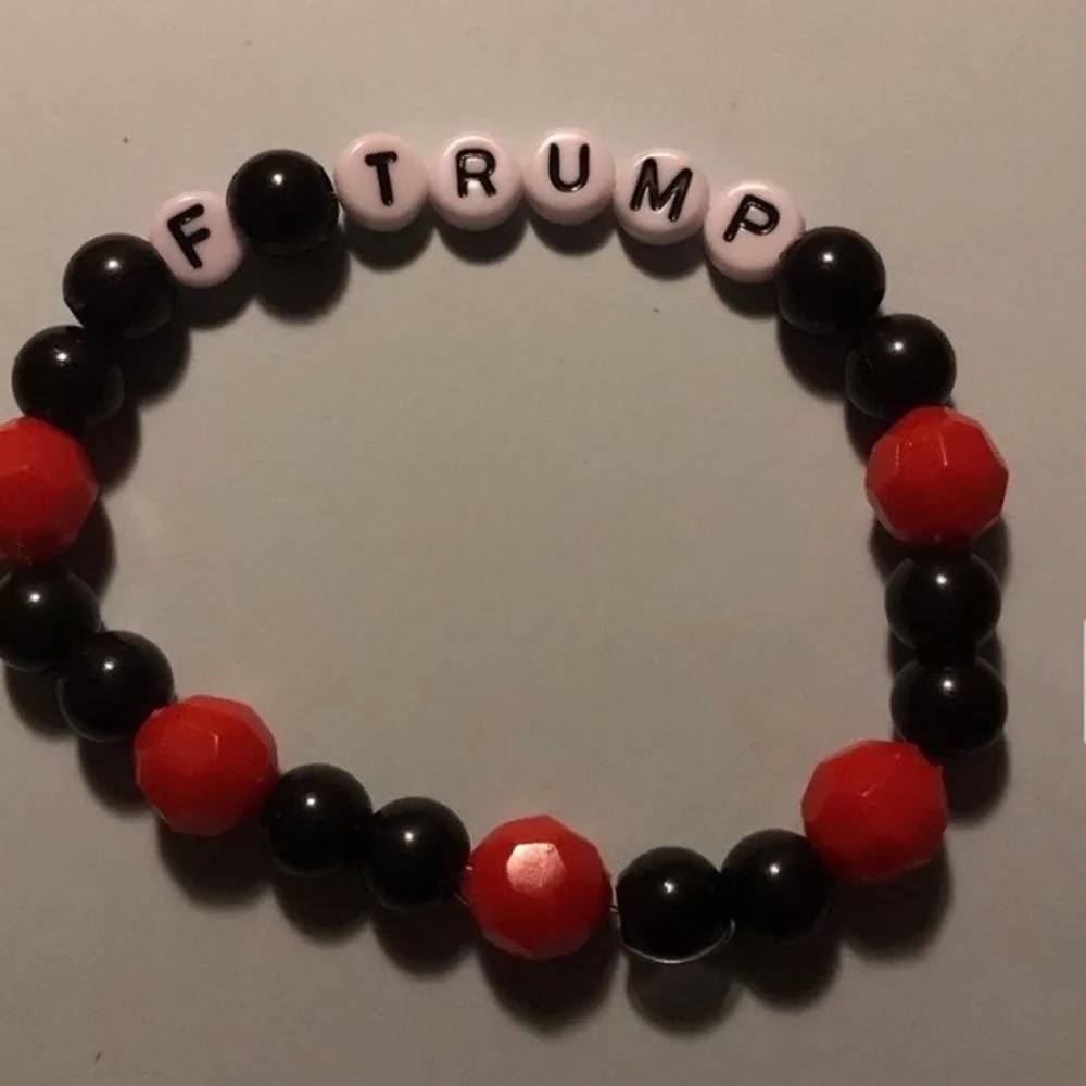 FUCK Trump pärl armband:). Accessoarer.