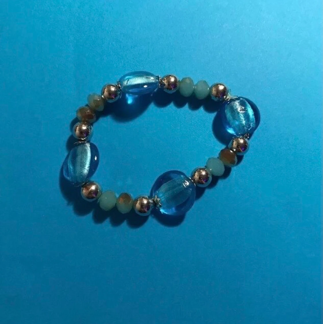 Blått pärlarmband 