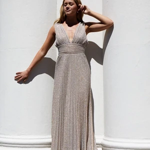 Balklänning Lovisa barkman x bubbleroom - Så fin balklänning i väldigt bra skick. Jag är 167 cm lång och den var perfekt i långd, lite längre💕💕 klänningen säljs inte längre då den var limited edition.