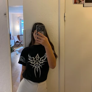 tribal T-shirt  - Ascool tisha med tribals inköpt på Humana. Charmigt sliten längs kragen (se bild 3), lätt att fixa om man vill det. Ett tryck på framsidan och ett på baksidan så man kan välja sjölv vad man föredrar att ha fram 🤓 hämtas i malmö eller fraktas :) 