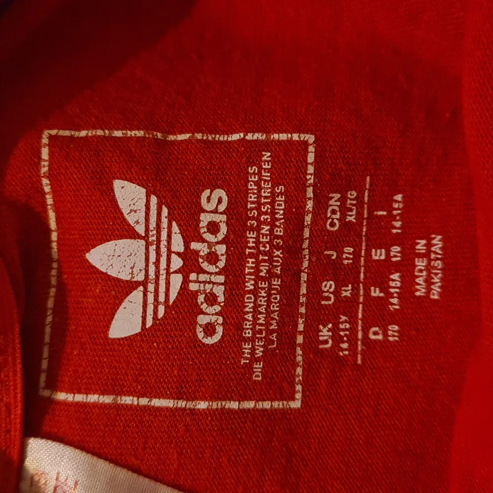 Adidas t-shirten är i storlek 14/15 år och är köpt på Adidas hemsida. Tröjan är i använt skick, ca 7/10. Nytt pris 300kr, mitt pris 150kr inklusive frakt.. T-shirts.