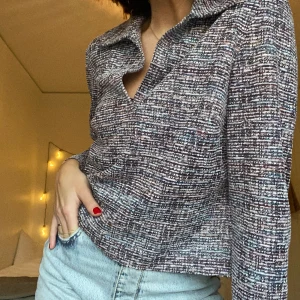 Mysig multifärgad tröja - Snygg vävd tröja med krage. Köp secondhand. Står ingen strl i plagget men skulle säga att den passar S-M