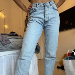 Boyfriend jeans, stentvättade  - Superbekväma jeans i ljus nyans! Strl S men ganska stora så passar även M