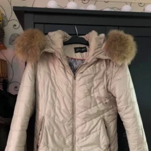 Hollies Alvaro jacka  - Hollies alvaro jacka, äkta avtagbar päls  Stl 40 men liten i storlek. Jag har vanligtvis stl xs. Fint skick. Köpte den själv begagnad för 1000kr därav priset.