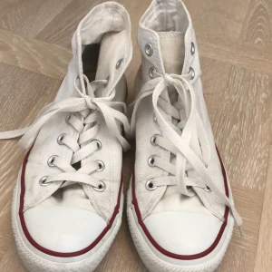 Converse storlek 37,5 - Vita converse, använda köpta för 750kr. Tar 250kr