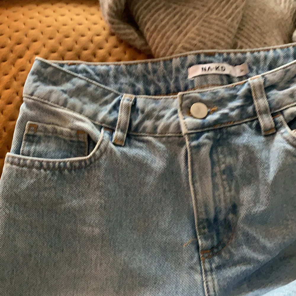 Raka, högmidjade jeans med slitning vid nedkanten från Nakd. Köpta för nästan ett år sedan, men inte kommit till så mycket användning därav jättebra skick. . Jeans & Byxor.