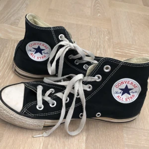 Converse, storlek 38 - Ett par svarta converse, ganska använda, köpta för 750kr. Högsta bud 280kr💗