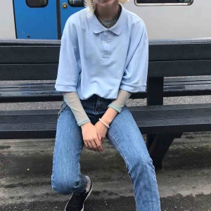  - Denna babyblå polotröjan från FILA! Köpte secondhand för typ två år sen men den har inte kommit till användning på ett tag då den inte riktigt är min stil längre. Den är väldigt oversized på mig som är en xs/s.  Herrmodell storlek L. 