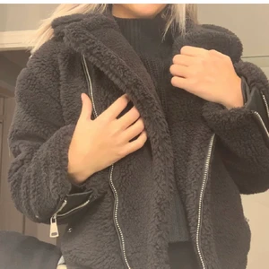 Teddyjacka - Teddyjacka Från nakd, varm och mysig och använd endast 1-2gånger. Storlek 32 och säljer för 400+frakt