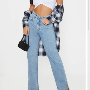 Split hem jeans - Dessa jeans har bra kvalite med underbar skick. Jag själv skulle behållt dessa jeans men de va tyvärr för korta för mig då jag är ungefär 171 cm lång men skulle antyda att de passar perfekt för dig som är ungefär 165 cm lång. 😌💓