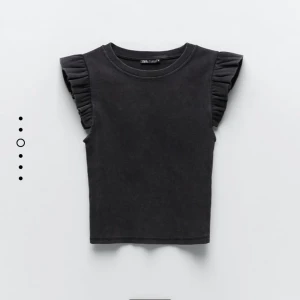 Topp från zara med vollangärm - Köpt i somras på zara!! Superfin passar till allt!👊🏿👊🏿 säljer då jag tycker den ser för stor ut på mig..