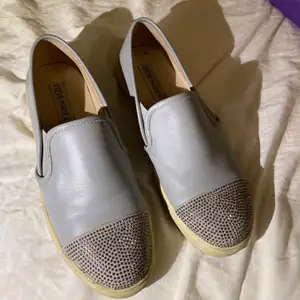 ÄKTA Steve Madden skor. Dom är använda ett par gånger och är lite smutsiga på sidorna (går att putsa bort). Men själva skon är helt ren och fin! 🌟  📦 Köparen står för frakt (63kr)