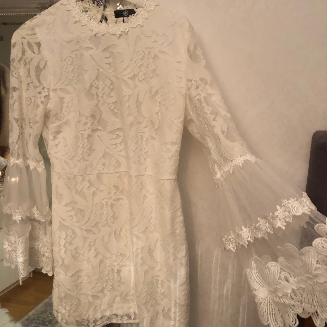 Spetsklänning från Missguided