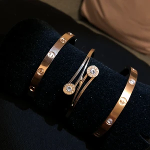 Armband - Armband i rostfritt stål! Helt ny oanvänd! Finns i färgerna rosé, silver och guld. Finns med och utan zirkonstenar. Tillgängligt i lager. Allergivänlig och nickelfri! Har flera stycken!🧡✨