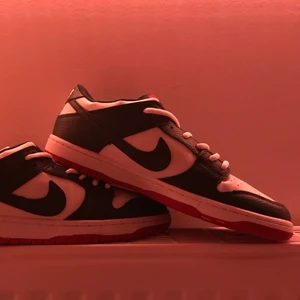 Nike SB dunk  - Jätte fina Nike SB dunks ( i nyskick ) som tyvärr inte kommer till användning. Köpta på depop så kan inte garantera att de är äkta. Vid stort intresse blir det budgivning💕⭐️