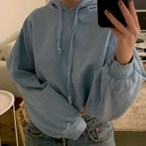 Ljusblå hoodie  - Ljusblå hoodie från ginatricot. Köparen betalar för frakten💜
