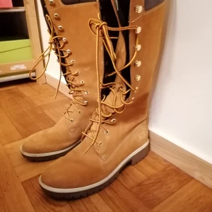 Timberland kängor höga - Höga timberland kängor med snörning. I gott skick, har inte använts mycket. Nypris 2000 SEK 