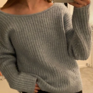 Nakd tröja m öppen rygg - Sjukt söt stickad tröga fåren nakd med öppen rygg. Söt ljusblå färg. Andvönd ett antal gånger. Ganska liten i storleken för att vara XL, jag är egentligen s eller m. Pris 150kr (+frakt)