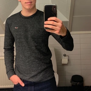 Mörkgrå Hollister Tröja - S - Mörkgrå tröja med långa ärmar från Hollister i storlek S. Perfekt att även klippa / sy till en crop-top! (Betalning sker via swish) (Frakt ingår❗️)