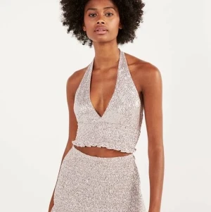 Glittrig topp - Superfin topp från Bershka, helt ny. Tyvärr för liten för mig. Storlek S men passar mer en XS. Lappar är kvar på. Frakt tillkommer ✨