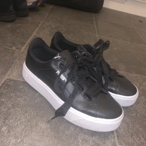 Puma sneakers - Snygga svara puma sneakers vars är använda 2 gånger, säljer pga  små
