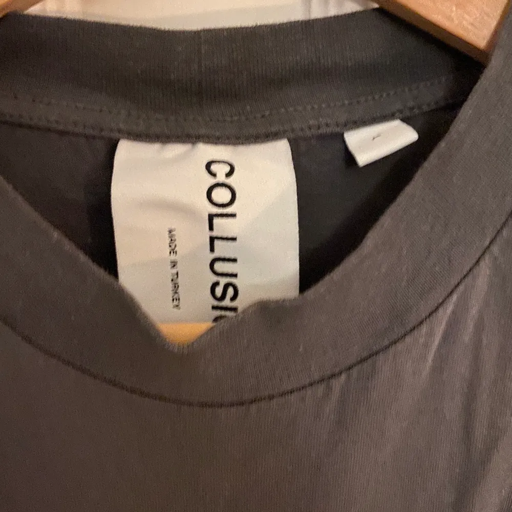 Collusion t-shirt från ASOS. Storlek L i unisex size. Sällan använd men en liten fläck på axeln, går säkert bort om mananstrånger sig. Köpare står för frakten. . T-shirts.