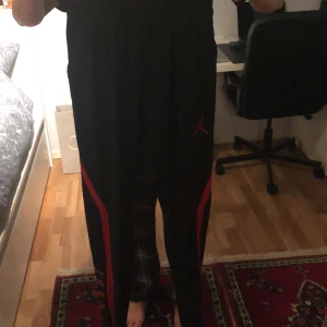 Byxor  - Supersköna träningsbyxor från Jordan, oanvända och helt nya. Snygga röda detaljer och väldigt stretchiga. Skick 10/10 och säljs för 149kr