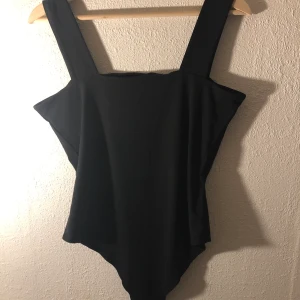 SVART BODY - Svart body från H&M HELT oanvänd köptes nyligen. 