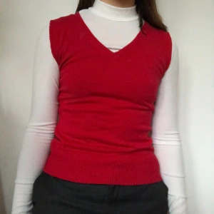 Sweathervest - Söt väst som jag gjort av en långärmad tröja! Enkel och passar med mycket! Visas på en s. Kom privat vid intresse. Frakt tillkommer 