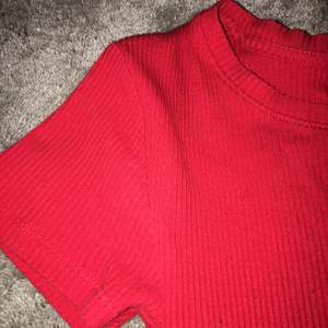 En super söt röd ribbad t-shirt, nästan ny väldigt sparsamt använd💕 väldigt stretchiga 