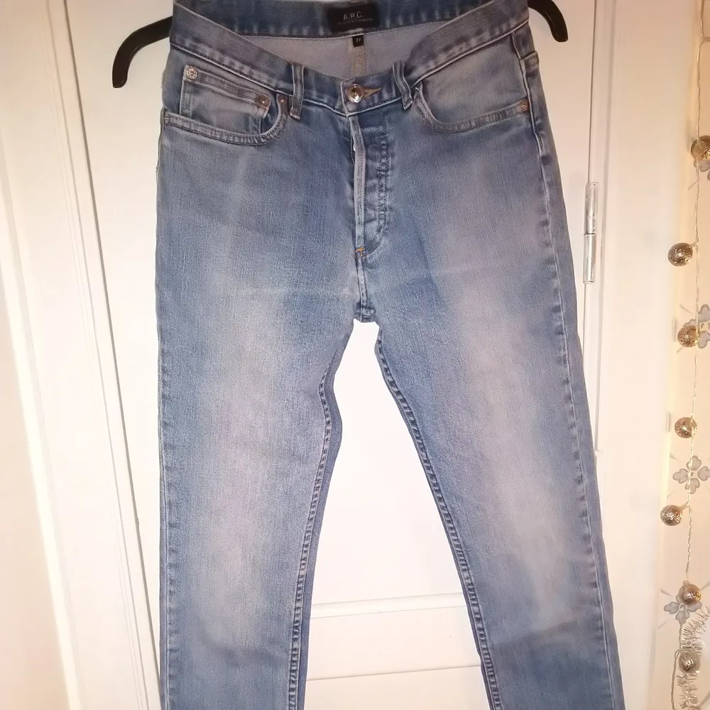 Fina blå jeans som är köpta på second hand. Lite korta för mig som är 182 cm med långa ben. Det står stl 27 och är lite för små för mig som har M. Frakt tillkommer!. Jeans & Byxor.