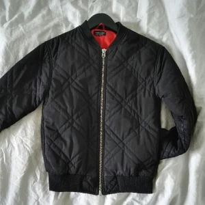  - bomberjacka från topshop, nypris 800 kr. :)