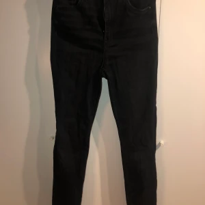 Jeans från hm  - Snygga jeans från hm!😊 strl W27 ankle lenght😊 svart/grå färg😊