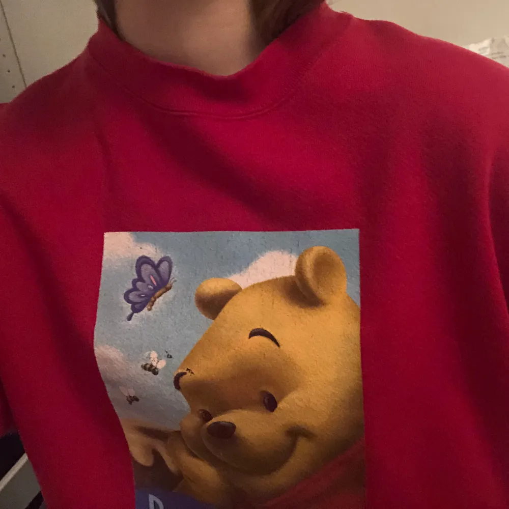 Röd sweatshirt i storlek M, från Disney store. Säljer för 300 kr med gratis frakt 💓. Tröjor & Koftor.