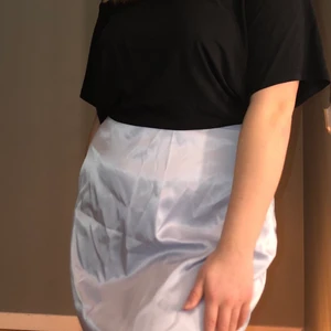 Satinkjol - En superfin satinkjol från nakd i strl 40. Första bilden har bäst färg gentemot verkligheten 💓💓 Är inte helt säker på fraktkostnaden!