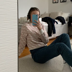 Collage tröja - Vit och rosa collage tröja med mönster. Använd få gånger och köparen står för frakten (: