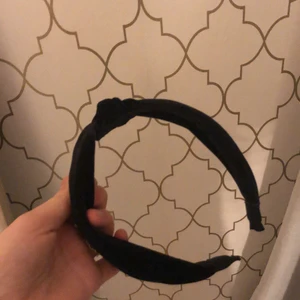 Diadem med Knut - Aldrig använt säljer då jag inte andvänder den. Frakt betalar den som köper