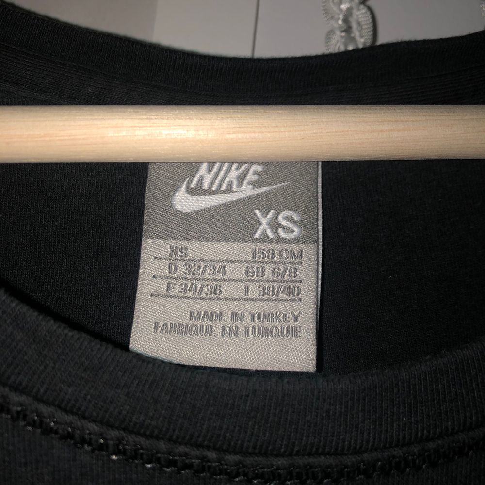 Ett skitsnyggt vintage Nike linne som inte kommer till användning. Stretchigt material så skulle säga XS-M ungefär. . Toppar.