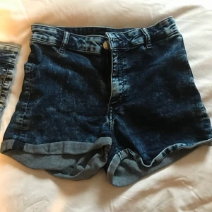 Jeans shorts  - Från hm, mörkblåa, hög midja, stretchiga.