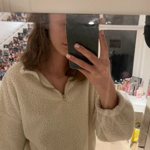 Gina tricot - Mysig vit tröja från Gina Tricot i Teddy. Är i XL men passar mig som brukar ha M pga behov av långa armar. 