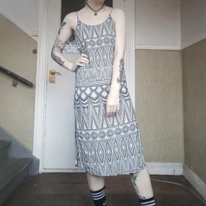 🦋 Mönstrad klänning 🦋 - 🦋 Mönstrad klänning 🦋 Slits på båda sidorna  Perfekt sommarklänning! Felfritt skick.  Storlek 38.  50kr 