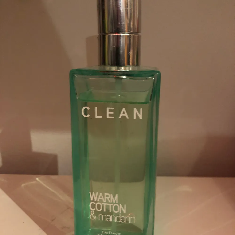 Nästan helt ny clean parfym i doft av warm cotton & mandarin. Säljs pga fel doft (skulle ha pear and rain). Nypris: 399kr. Pris: 300kr. . Övrigt.