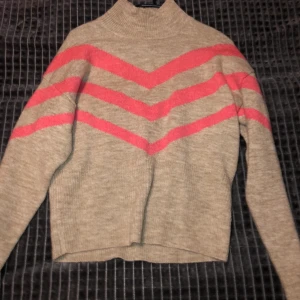 Super fin stickad tröja - Nästan oanvänd stickad tröja från H&M, skönt material😊