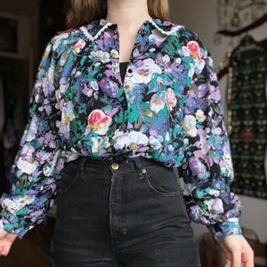 Vintage blus - Vintage färgstark blus från 80talet med unik krage, i skönt luftigt material. 