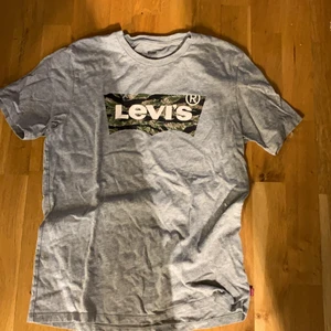  Levis T-shirt  - Skön Levis t-shirt knappt avvänt ( frakt ingår )