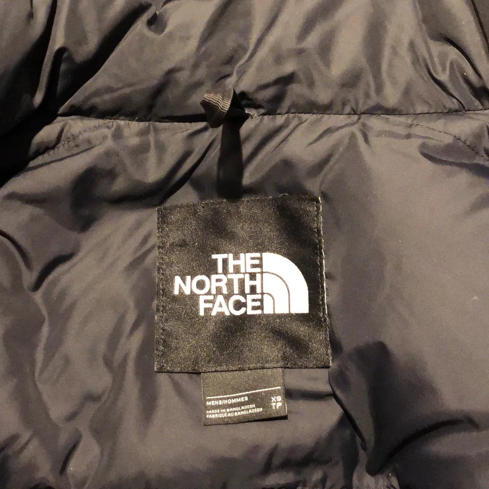 En The North Face vinterjacka i storlek herrmodell XS. Säljer då den alldeles för liten för mig:( Budgivning som startar på 1200! . Jackor.