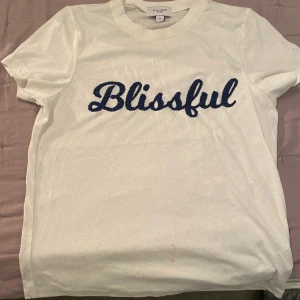 Vit t-shirt med blå text - En helt vanlig vit blus med lite mörkblå text på, köpt på BikBok och är inte använd, gammal därför finns ingen prislapp. Pris går att diskutera 💓