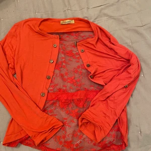 Gullig tröja  - Gullig tröja som tillkommer i 4 andra färger till, skriv för flera bilder. Gulliga detaljer på baksidan, det går även att vika upp ärmarna. Alla 5 för hundra, eller 1 för 25 